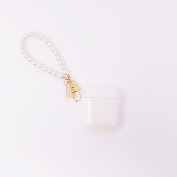 Airpods Case with Keychain - Picture 2 of 10